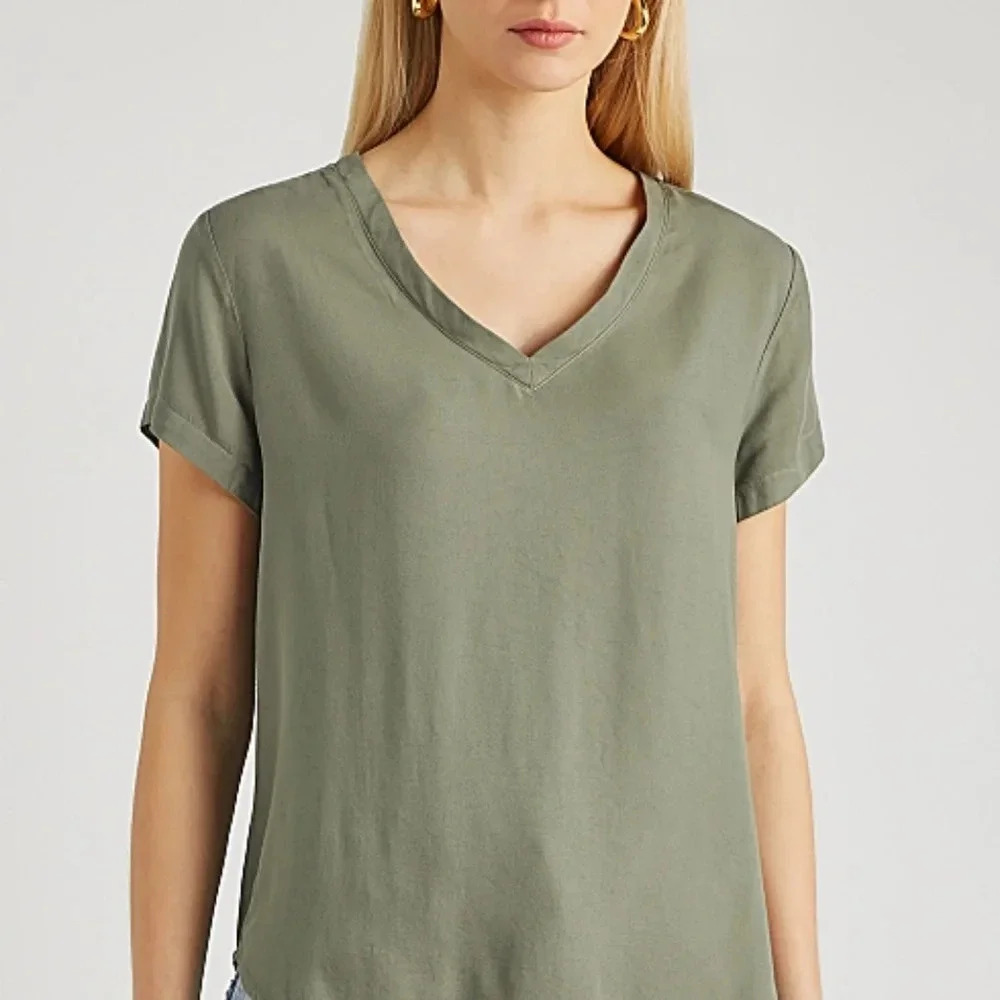 New* Bella Dahl Army Green V Neck T Shirt
